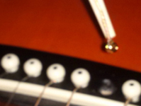 Cómo poner una cuerda en la guitarra